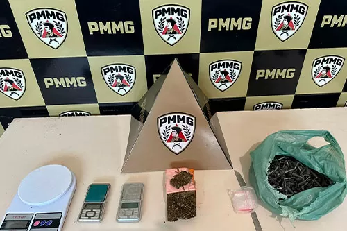 Tráfico de drogas é desarticulado em imóvel abandonado em Bocaiuva; suspeito é preso pela PM