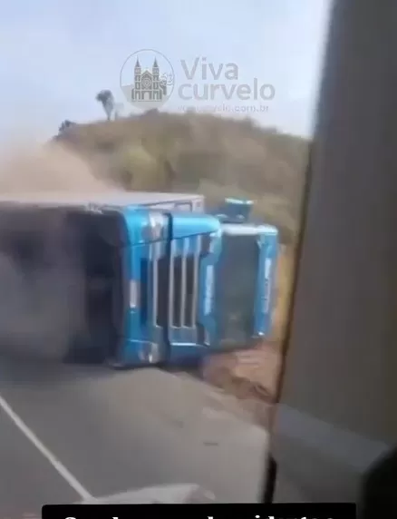 Susto na rodovia: carreta tomba em curva e quase provoca tragédia em Minas Gerais