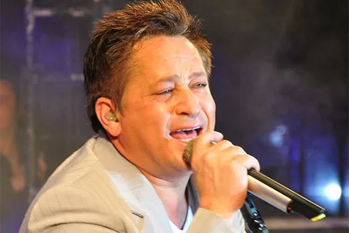 Dos clássicos apaixonados ao palco, Leonardo abre o Forró de Corinto em julho