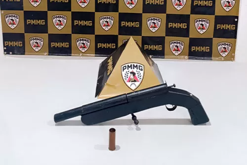 Policia Militar após denúncia prendeu um suspeito e apreendeu uma espingarda em Buritizeiro