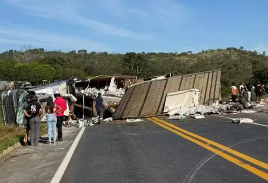 Carreta tombou e atingiu os outros veículos que trafegavam no sentido contrário/Foto: Redes Sociais