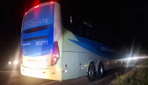 Retrovisor encontrado no local pode indicar primeiro impacto anterior ao ônibus/Foto: 