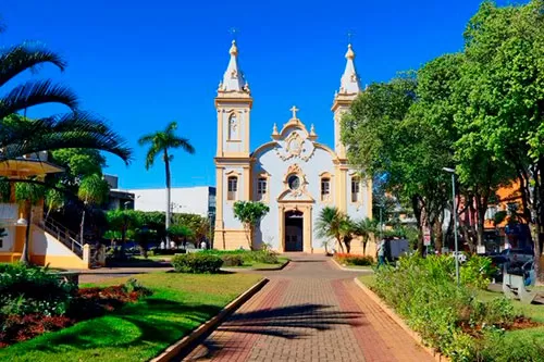 Sol e calor marcam a quinta-feira (23) em Curvelo
