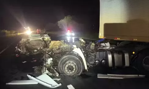 Motorista morre após bater na traseira de caminhão na MGC-135