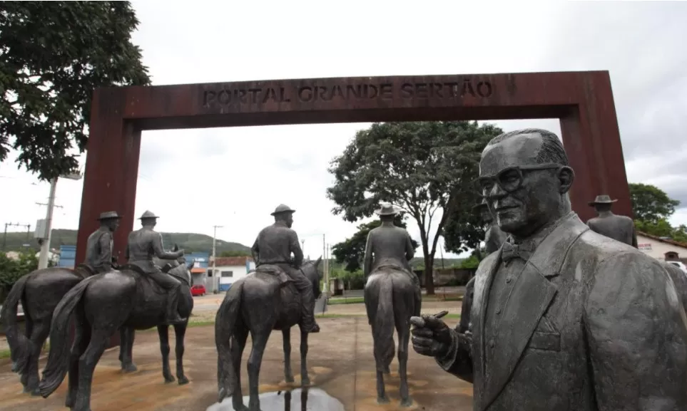 Monumento em Cordisburgo faz referência à obra-prima do filho mais ilustre, João Guimarães Rosa/Foto: Edesio Ferreira/EM/D.A Press