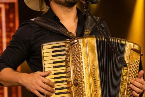 Encontro dos Forrozeiros no Sanfona de Ouro recebe show de Leandro Rodrigues neste sábado, 2 de maio, na Praça da Estação, em Curvelo