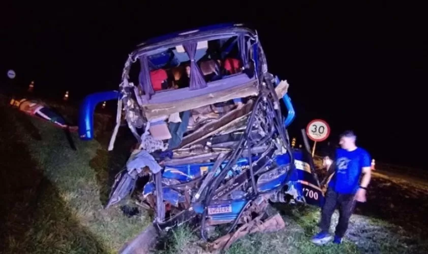 O motorista do ônibus, de 52 anos, morreu no local, assim como uma passageira de 54 anos/Foto: PRF/Reprodução