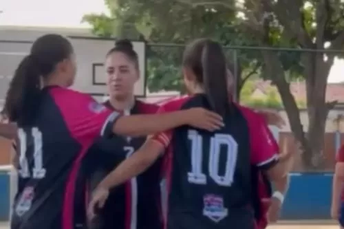 Seleção Feminina de Futsal de Curvelo joga neste sábado (9) por vaga nas semifinais em casa