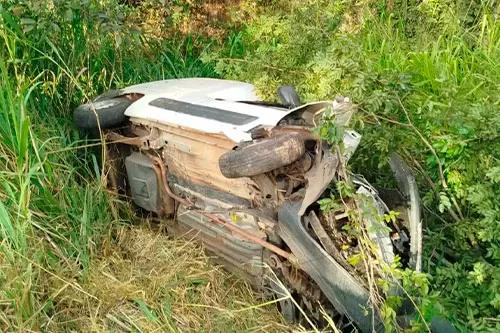 Motorista sofre acidente após capotamento de veículo na BR-135 em Montes Claros 
