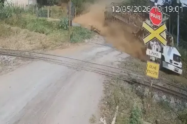 VÍDEO: Caminhão carregado com porcos despenca sobre frigorífico e deixa mulher morta em São José da Lapa