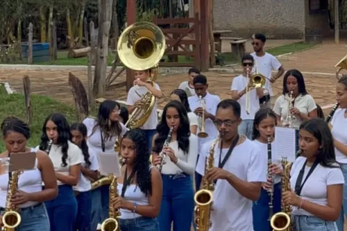 Banda Municipal de Felício dos Santos homenageia Festa do Divino Espírito Santo na comunidade José Rodrigues