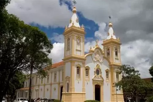 Curvelo amanheceu com sol entre nuvens nesta quarta-feira (20)
