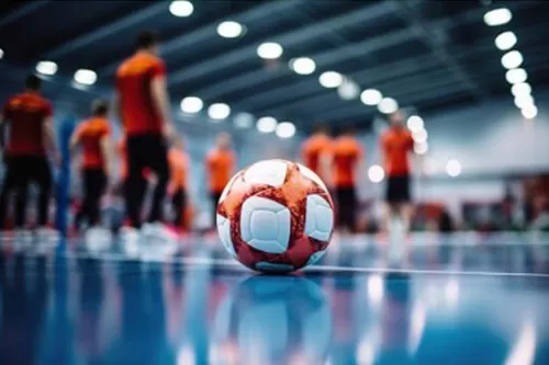 Liga Curvelana entrega bolas de futebol às equipes do Campeonato Curvelano 40+