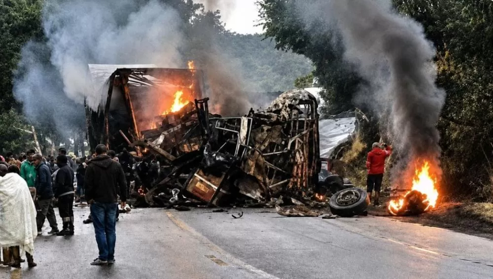 Grave acidente na BR-251 deixa mortos e feridos após colisão entre ônibus e carreta no Norte de Minas