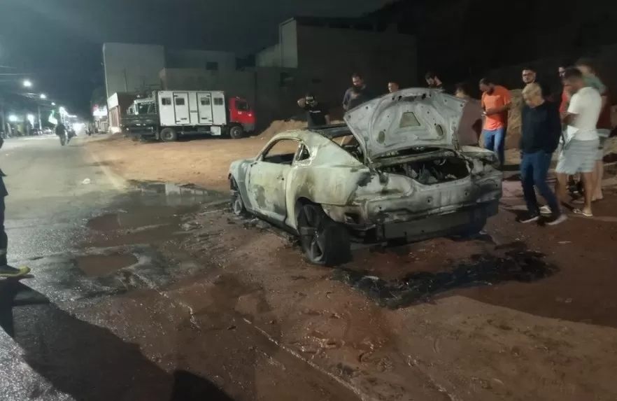 VÍDEO: Camaro é destruído por fogo no interior de Minas Gerais