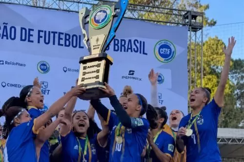 Foto: Taça Futebol Feminino campeã/ AABB
