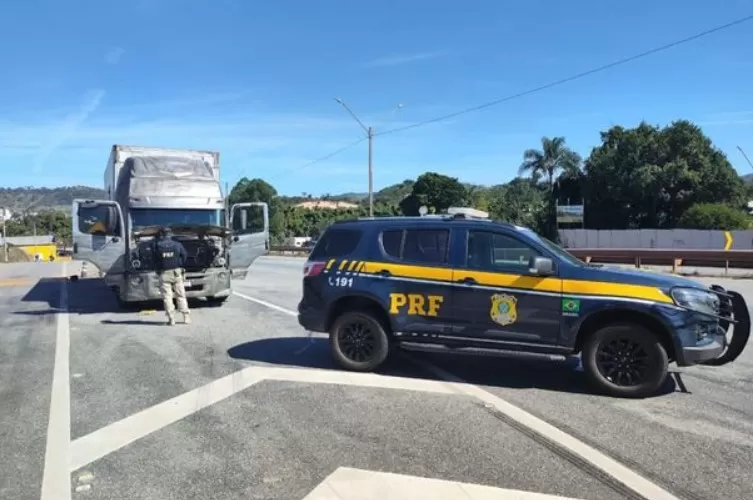 Garoto de 14 anos é flagrado dirigindo caminhão carregado em MG 