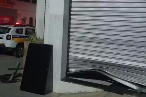 Porta do templo foi danificada / Foto: Polícia Militar