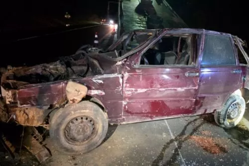 O carro ficou destruído / Foto: PMMG