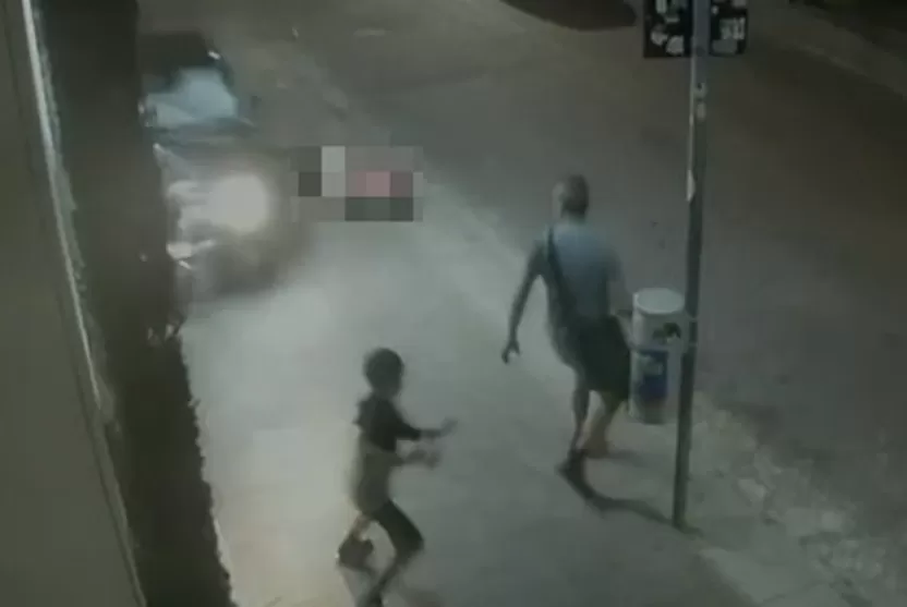 Câmeras de segurança flagraram o momento em que o carro sobe na calçada e atinge a vítima/Foto: Reprodução Redes Sociais