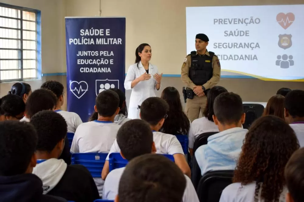Saúde e Polícia Militar promovem palestra educativa em escola de Santo Hipólito 
