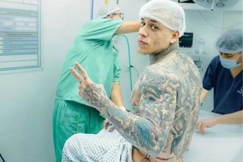 MC Pedrinho toma anestesia geral para fazer tatuagem /Foto: Reprodução/Instagram