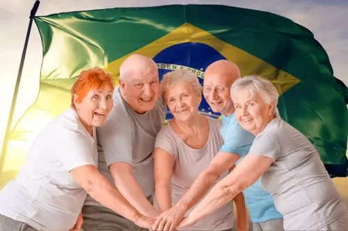 Experiência e emoção marcam a torcida dos idosos pela Seleção Brasileira nesta segunda-feira (29)