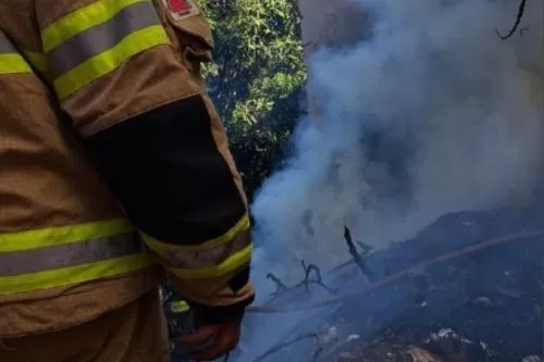 Incêndio atinge residência abandonada em Montes Claros; bombeiros resgatam quatro cães