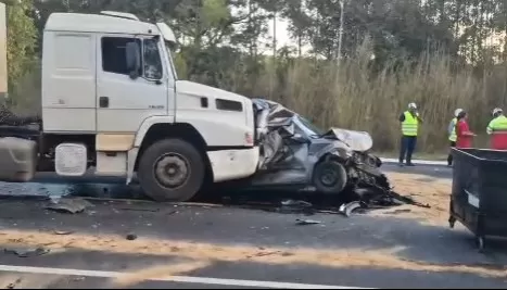 Acidente envolvendo quatro veículos deixa quatro feridos na BR-135; um em estado grave