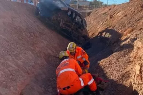 Motorista fica ferido após carro capotar e cair no canal da Avenida Ecológica, em Janaúba