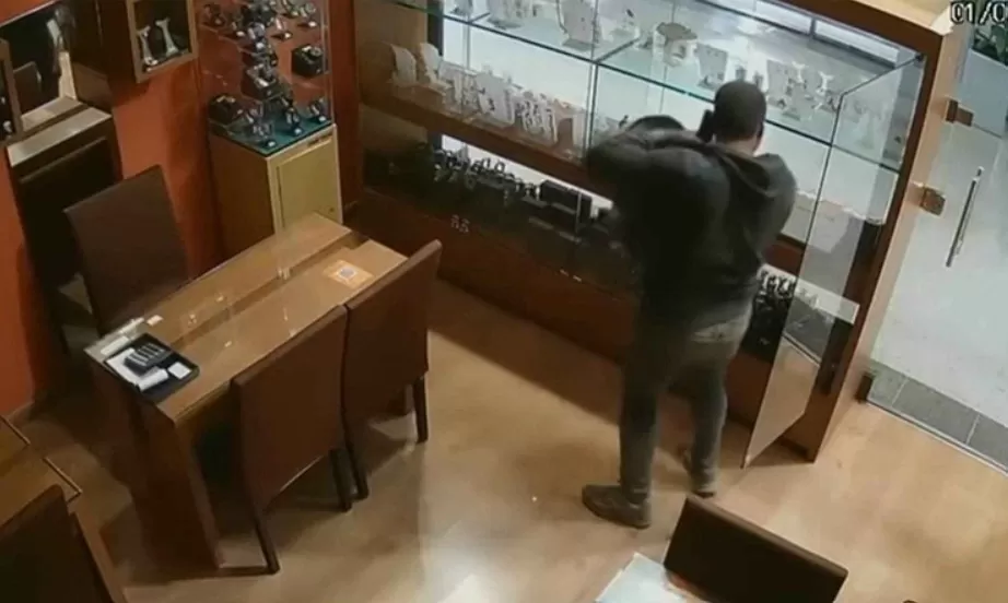 Criminoso invade joalheria pelo teto de shopping em BH e prejuízo pode chegar a R$ 1 milhão