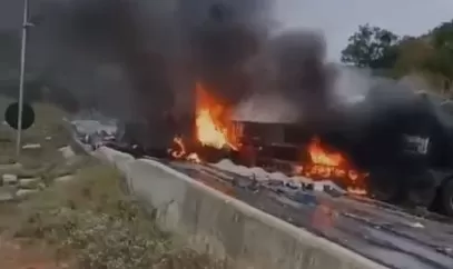 Grave acidente com morte interdita totalmente a BR-251 no Norte de Minas; veículo é tomado por chamas