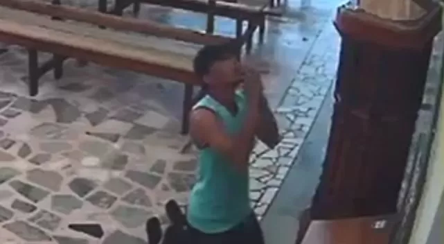 VÍDEO: Homem é flagrado arrombando caixa de doações e furtando dinheiro de igreja em Minas