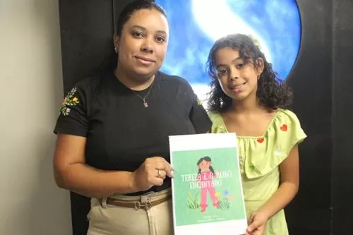 Edilane Silva e Ana Thereza, com o livro “Teresa e o Reino Encantado” / Foto: Filipe Felizardo