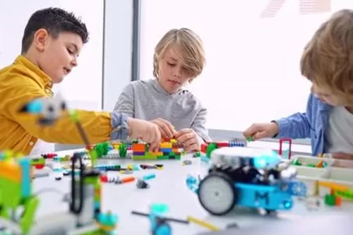 Alunos do CDL (Centro de Desenvolvimento de Habilidades) levam a tradição do Forró de Curvelo para a sala de aula com a Robótica