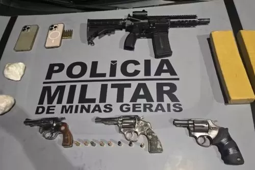 Operação da PM termina com apreensão de fuzil, revólveres e drogas em Curvelo; dois suspeitos são presos