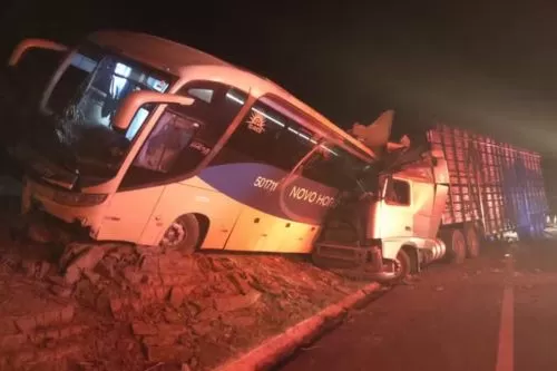 Mãe e filho de 5 anos morrem em grave acidente entre ônibus e carreta na BR-135, em Buenópolis