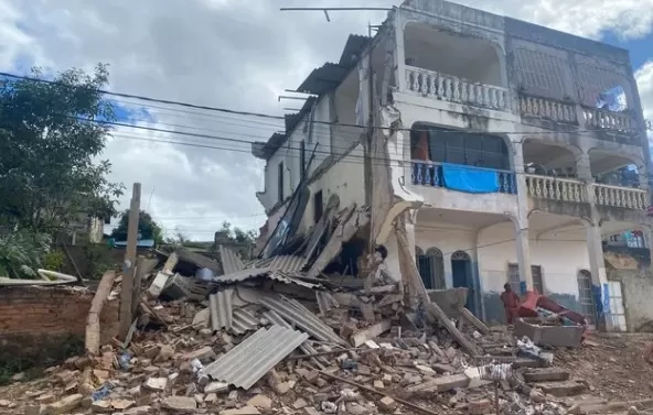 VÍDEO: Parte de prédio desaba e deixa três feridos em Governador Valadares