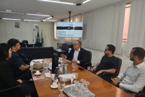 Frederico Durães, da Embrapa Milho e Sorgo, e representantes dos poderes Executivo e Legislativo de Curvelo-MG