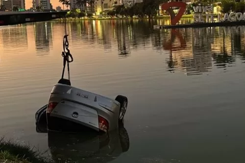 Carro cai na Lagoa Paulino após sequência de infrações em Sete Lagoas