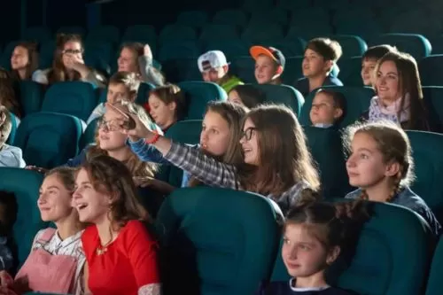 Crianças atendidas pelo CRAS de Cordisburgo vivem manhã de lazer e inclusão em passeio ao cinema