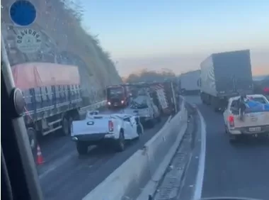 VÍDEO: Acidente entre três veículos pesados deixa um morto e provoca interdição na BR-135