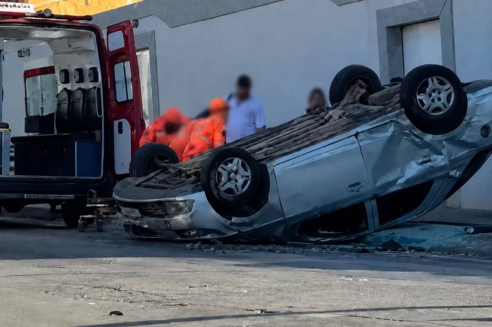 Violenta colisão faz carro capotar e mobiliza equipes de resgate em Curvelo