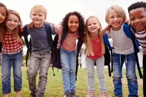 Educação de Corinto recebe reforço com entrega de kits de uniformes para todos os alunos da rede municipal