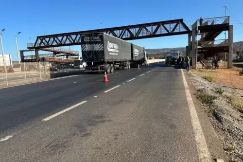Tragédia na BR-135: motociclista morre após atingir carreta no acostamento em Bocaiuva