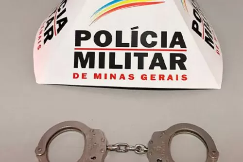 Homem de 24 anos é preso pela PM após ser localizado em frente de casa em Paraopeba