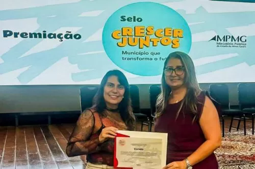 Foto: Prefeitura de Curvelo- A subsecretária de Educação Cintya Buitrago e a especialista em educação Ana Paula Ribeiro exibem a certificação do Ministério Público de Minas Gerais