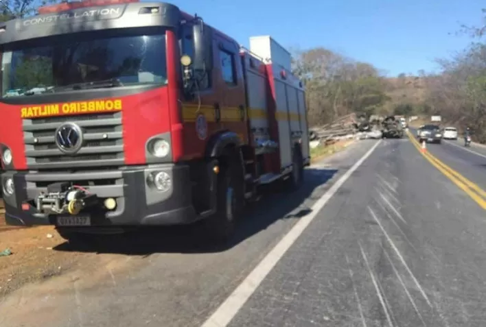 Carreta tomba na BR-251 e deixa três pessoas da mesma família feridas no Norte de Minas