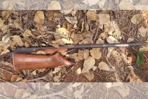 Espingarda encontrada no local do crime — Foto: Polícia Militar