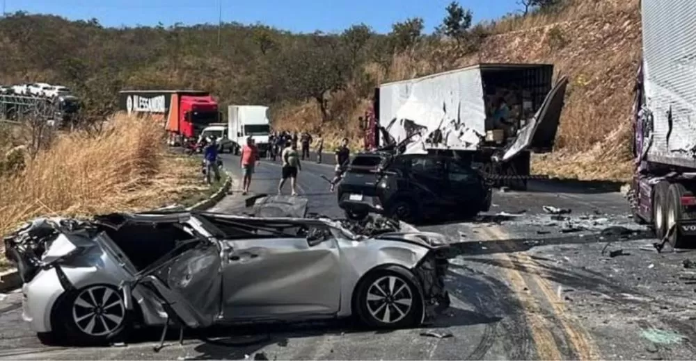 Acidente entre quatro carretas deixa uma pessoa morta na BR-251 no Norte de Minas